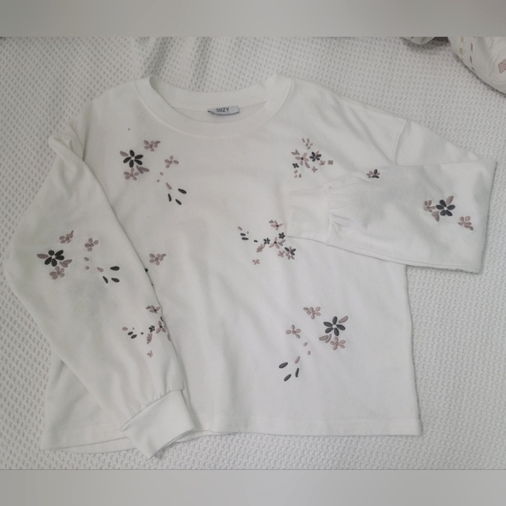 Cute Floral Embroidered sweatshirt